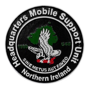 Placa Metálica Redonda de la Unidad de Apoyo Móvil de las Cuartales Generales de Irlanda del Norte, Diseño de Águila C4B de 1980, Premios Tradicionales, Letreros Decorativos - Product Image 1
