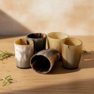 Vaso de cuerno de búfalo real hecho a mano y ecológico, material natural crudo de Uttar Pradesh - REHMAN CRAFT - Product Image 1