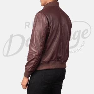 Chaqueta bomber de cuero liso color borgoña intenso con puños elásticos tonales y herrajes centrales de latón, venta al por mayor. - Product Image 2