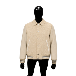 Blouson universitaire moderne de style Letterman en laine douce, couleur beige premium, col rabattu, coupe droite, pour un look décontracté d'automne - Product Image 1