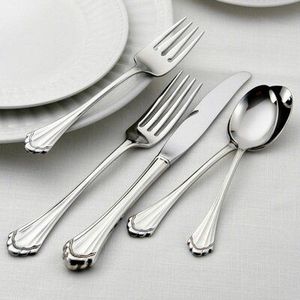 Ensemble de couverts en acier inoxydable de style royal minimaliste, écologique, compatible lave-vaisselle et personnalisable pour des repas élégants - Product Image 1