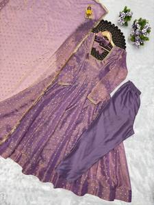 Ensemble traditionnel indien pour femme, comprenant un costume Anarkali long en lavande, un pantalon large et un dupatta. - Product Image 2
