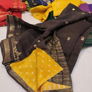 Sari de fête moderne en viscose pure et douce, crêpe de soie Dola, avec pallu en chiffon, motif de bordure Zari animalier, séchage rapide, toutes saisons, et chemisier assorti - Product Image 6