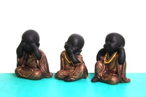 Estatua de los Tres Monjes Sabios de Resina, Artesanía Moderna Nirmala |   Decoración Art Deco Hecha a Mano: No Vea el Mal, No Oiga el Mal, No Hable del Mal - Product Image 1