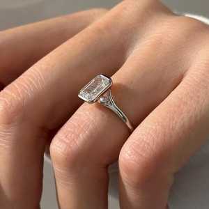 Bague de fiançailles Art Déco en diamant de laboratoire taille émeraude 2 carats, bague solitaire à sertissage clos à double anneau, certifiée IGI - Product Image 1