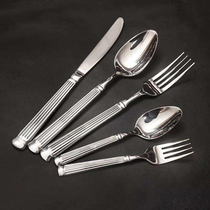 Ensemble de couverts élégants et modernes en métal argenté, fabriqués à la main, conçus pour les dîners raffinés, les célébrations spéciales, les mariages, couteaux, fourchettes, cuillères - Product Image 3