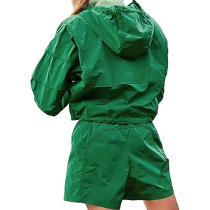 Ensemble short coupe-vent personnalisé pour femme avec capuche, short coupe-vent uni personnalisable, fabriqué par BS 2026 - Product Image 4