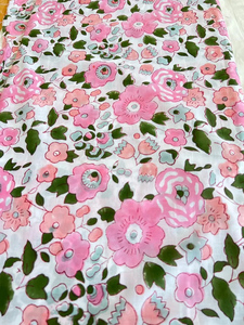 Tissu en coton imprimé à la main à motifs floraux roses, écologique, blanc, Jaipur Sanganeri, tissu indien pour la confection de robes pour garçons, vendu au mètre - Product Image 1