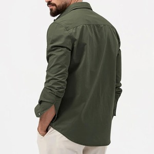 Camisa de sarga 100% algodón verde oscuro de manga larga casual para hombre Bearfit, corte entallado elegante con bolsillos delanteros, estilo moderno - Product Image 3