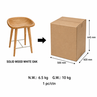 Tabouret de comptoir scandinave moderne en bois de chêne massif blanc avec siège sculpté en forme de selle, repose-pieds en métal et dossier solide