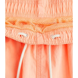 Short de bain pour homme en tissu tissé respirant, couleur unie corail, taille mi-haute avec cordon de serrage - Product Image 3