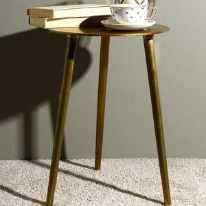 Mesa Auxiliar Decorativa de Metal Estilo Antiguo con Detalles Hechos a Mano para un Tema Clásico de Interior de Hogar - Product Image 3