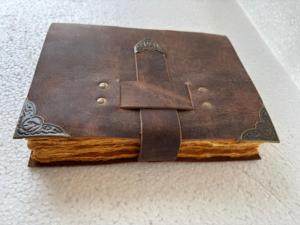 Carnet en cuir vintage avec papier à bords festonnés, coins métalliques décoratifs, fait main, pour la rédaction - Product Image 5