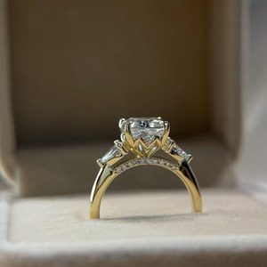 Bague de fiançailles en moissanite radiant 1,5 carat, pierres latérales en forme de poire, alliance inspirée de la nature - Product Image 3