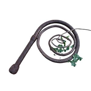 Este es un juego completo de látigos híbridos Dakitty Whips en rojo y negro con cordón de paracord. - Product Image 2