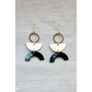 Boucles d'oreilles en corne de buffle faites à la main, accessoires de mode écologiques, bijoux en corne naturelle pour femmes, artisanat en pierres semi-précieuses - Product Image 1