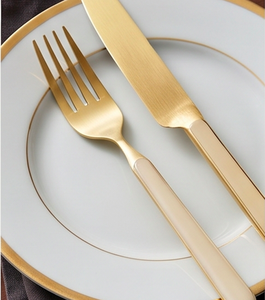 Ensemble d'ustensiles de table en acier inoxydable poli cuivré avec manches couleur moutarde, parfait pour les repas quotidiens et les occasions spéciales - Product Image 2