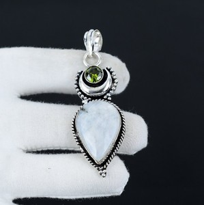 Pendentif de luxe fait main en argent sterling 925 avec double pierre gemme naturelle (Pierre de lune arc-en-ciel et Péridot) pour la vente en gros - Product Image 6