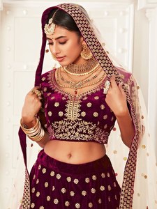 Vestido de Novia Princesa Morado de Georgette Bordado, Estilo A-Line Lehenga Choli, Cintura Imperio, Largo hasta el Tobillo, Conjunto Nupcial Reversible - Product Image 4