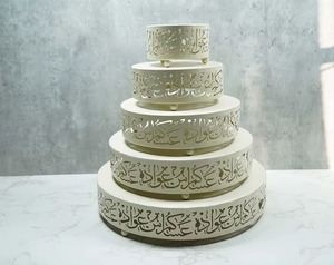 Magnifique support à gâteau en métal blanc avec motif ajouré de calligraphie arabe, parfait pour la présentation de desserts de luxe et le service festif. - Product Image 1