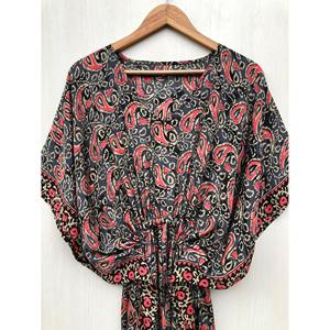Elegante Kaftán de Seda con Estampado Floral para Mujer, Perfecto como Ropa de Estar por Casa o como Cubrebañador - Product Image 3
