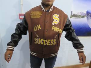 Chaqueta universitaria de béisbol para hombre al por mayor, chaqueta estilo letterman de alta calidad en marrón y negro. - Product Image 2