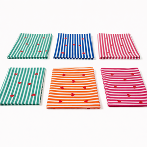 Tissu Popeline de Coton Peigné Léger, Respirant, Absorbant l'Humidité, Biologique et Écologique, Imprimé Cœurs Multicolores - Product Image 1