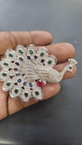 Broche de Plata 925 con Baño de Oro de 14 Quilates, Zafiro, Esmeralda, Rubí, Diamante y Moissanita de Corte Redondo - Product Image 2