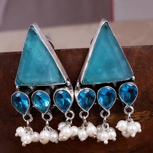 Pendientes Colgantes Triangulares Étnicos Bohemios de Latón Oxidado Plateado Vintage con Piedras de Topacio Azul y Perlas para Mujer - Product Image 5
