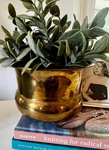 Maceta Moderna de Metal Dorado, Ecológica y Duradera, con Diseño Martillado, Personalizable, Modelo ICOMP-13312 de ILAHI, 1 kg, para Interiores - Product Image 1
