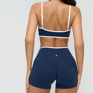 Conjunto de yoga de 2 piezas para mujer, personalizado, con logo frontal, sujetador deportivo con tirantes ajustables, shorts con efecto fruncido, transpirable, de secado rápido, ropa deportiva. - Product Image 3