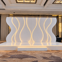 Panneau mural de toile de fond de mariage ondulé avec éclairage LED pour la décoration de scène d'événements modernes et de banquets