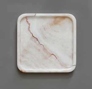 Plateau de service en marbre blanc design avec poignées dorées pour buffet de restaurant haut de gamme et table basse sophistiquée - Product Image 3