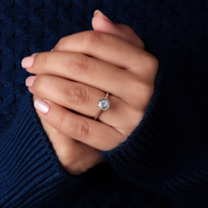 Anillo de compromiso solitario con diamante de laboratorio de corte portugués redondo de 2 quilates, certificado IGI, oro blanco de 14k, engaste tipo catedral. - Product Image 1