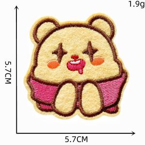 Badges magnétiques brodés en tissu de luxe en gros pour vêtements scolaires et sportifs, patchs de mode, fournisseur OEM d'usine - Product Image 1