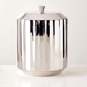 Cubo de hielo para champán de metal plateado con soporte inclinable que sostiene su botella de vino fría en un ángulo perfecto - Product Image 6