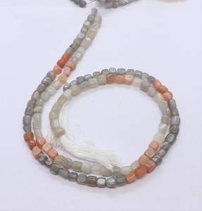 ลูกปัดมูนสโตนธรรมชาติทรงลูกบาศก์เรียบและไม่เรียบ ขนาด 5-5.5 มม. ลูกปัดมูนสโตนทรงสี่เหลี่ยมขนาด 13 นิ้ว - Product Image 6