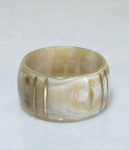 Brazalete de Cuerno de Búfalo con Acabado Liso Estilo Animal de NEHA ENTERPRISES, Brazalete de Moda Elegante Hecho a Mano, Arte y Coleccionable - Product Image 3