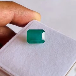 มรกตทรงเหลี่ยมธรรมชาติ 6.97 กะรัต คุณภาพดี สีเขียวสวยงาม ขัดเงาอย่างดี เหมาะสำหรับทำเครื่องประดับทุกชนิด - Product Image 2