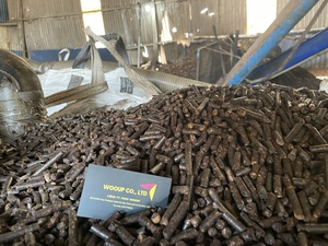 Bolitas de madera de roble clase WOOUP para calentar bolsas grandes de 15-20kg patrón de palo de tamaño estándar aserrín de 6mm de diámetro incluido 4200Kcal/kg - Product Image 5