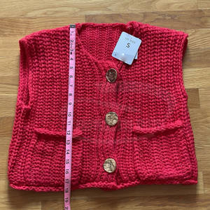 Ropa de calle Color rojo Chaleco de punto recortado para mujer MOQ bajo de la mejor calidad - Product Image 4