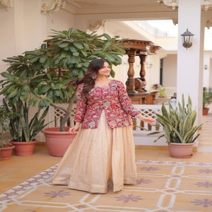 VASTRA COTTAGE Lehenga élégant en jacquard tissé avec blouse entièrement cousue, col fantaisie, manches longues, doublure en coton, tenue traditionnelle - Product Image 4