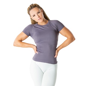 T-shirt gris à manches courtes et col rond pour femme, en tricot, coupe ajustée, avec détail froncé, style sportif décontracté, idéal pour la gym - Product Image 6