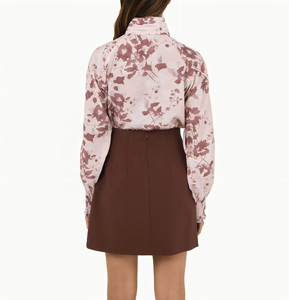 Camisa sencilla de manga corta con cuello redondo y estampado floral retro para mujer para primavera/verano - Product Image 1