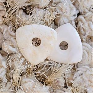 Recién llegado, juego de 10 púas de guitarra de hueso de camello con orificio en forma de corazón para un mejor agarre - Product Image 1