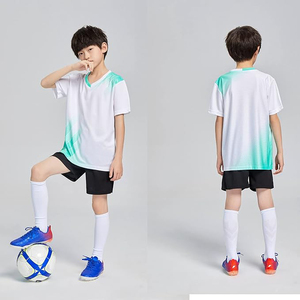 ชุดเสื้อฟุตบอลพิมพ์ลายแบบรีดร้อนพร้อมกางเกงขาสั้น คอวี แขนสั้น ผลิตจากโพลีเอสเตอร์ 100% ระบายอากาศได้ดี ซับเหงื่อ - Product Image 3