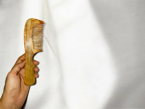 Peigne en bois massif artisanal de qualité supérieure avec dents fines et larges pour cheveux épais, bouclés et raides, disponible en finitions naturelles - Product Image 2