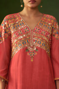 Conjunto de Kurta y Palazzo Bordado en Rosa Coral con Dupatta para Mujer, Ropa Étnica Tradicional para Bodas, Disponible al por Mayor - Product Image 6