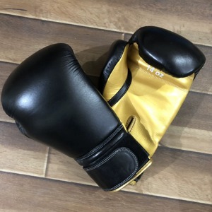 Black and Gold Leather Boxing Gloves 14oz Lace-Up Training Gear for Adults Full Finger Wrist Support - Product Image 3