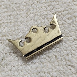 Pin de Solapa de Metal Chapado en Latón Antiguo con Corona de Rey para Kilt, Temas Bávaros y Medievales TT-7902 - Product Image 2